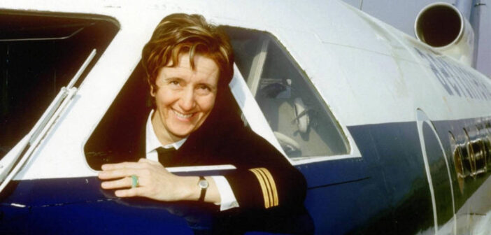 Fiorenza de Bernardi, a primeira piloto feminina comercial da Itália, na cabine de um avião. (Wikimedia Commons)