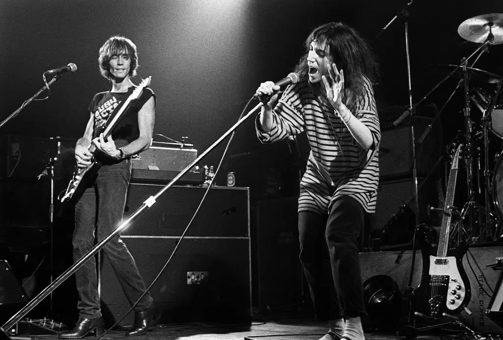 Ivan Kral com Patti Smith em concerto em Amsterdã, em 1979. Ele ajudou a suavizar a transição de Patti Smith da poesia para a música e tocou guitarra e baixo em seus primeiros álbuns. (Créditos autorais: Rob Verhorst/Redferns, via Getty Images)