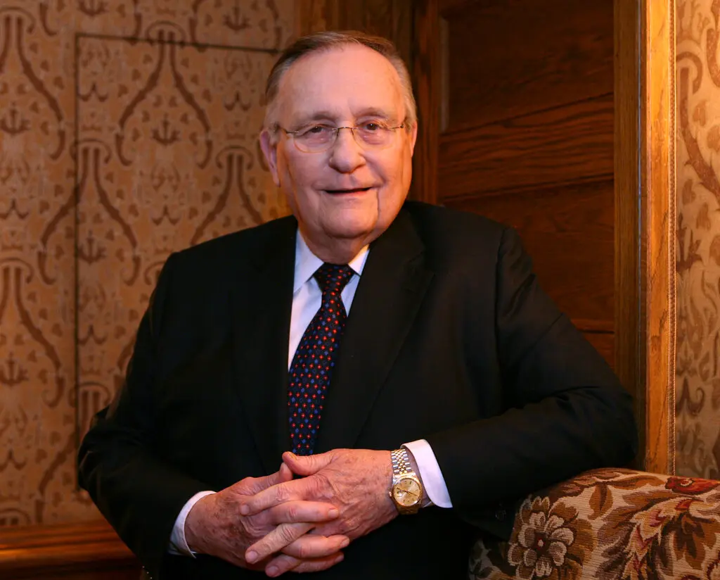 Philip J. Smith em 2008. Ele era a mão invisível da Broadway, negociando contratos de agenciamento com produtores e contratos trabalhistas com sindicatos teatrais em uma indústria multibilionária. (Crédito...Sara Krulwich/The New York Times)