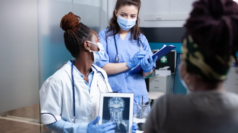 Atualmente, as mulheres já são maioria em 22 das 55 especialidades médicas. Foto: Envato