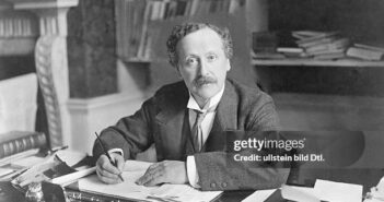 (Eingeschränkte Rechte für bestimmte redaktionelle Kunden na Alemanha. Direitos limitados para clientes editoriais específicos na Alemanha.) Herbert John Gladstone, *18.02.1854-06.03.1930+, estadista liberal britânico, em sua escrivaninha, data desconhecida, provavelmente 1910, foto de Reginald Haines (Foto de ullstein bild/ullstein bild via Getty Images)