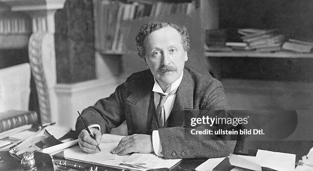 (Eingeschränkte Rechte für bestimmte redaktionelle Kunden na Alemanha. Direitos limitados para clientes editoriais específicos na Alemanha.) Herbert John Gladstone, *18.02.1854-06.03.1930+, estadista liberal britânico, em sua escrivaninha, data desconhecida, provavelmente 1910, foto de Reginald Haines (Foto de ullstein bild/ullstein bild via Getty Images)