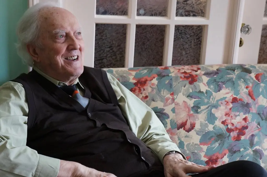 O crítico literário Denis Donoghue em uma foto sem data. Ele nunca foi associado a nenhum movimento ou teoria intelectual, mas havia certos temas recorrentes em sua obra — sobretudo seu fascínio pela qualidade irracional, quase mística, que está no cerne do processo criativo.Crédito...via família Donoghue