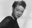 Por volta de 1955: Retrato de estúdio da pianista e vocalista de jazz Hazel Scott, encostada em um piano. Scott estudou na Juilliard School. (Foto de Hulton Archive/Getty Images)