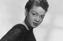 Por volta de 1955: Retrato de estúdio da pianista e vocalista de jazz Hazel Scott, encostada em um piano. Scott estudou na Juilliard School. (Foto de Hulton Archive/Getty Images)