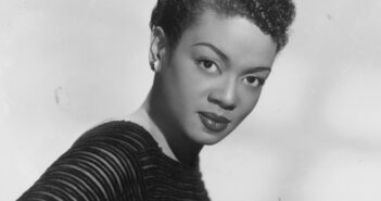 Por volta de 1955: Retrato de estúdio da pianista e vocalista de jazz Hazel Scott, encostada em um piano. Scott estudou na Juilliard School. (Foto de Hulton Archive/Getty Images)