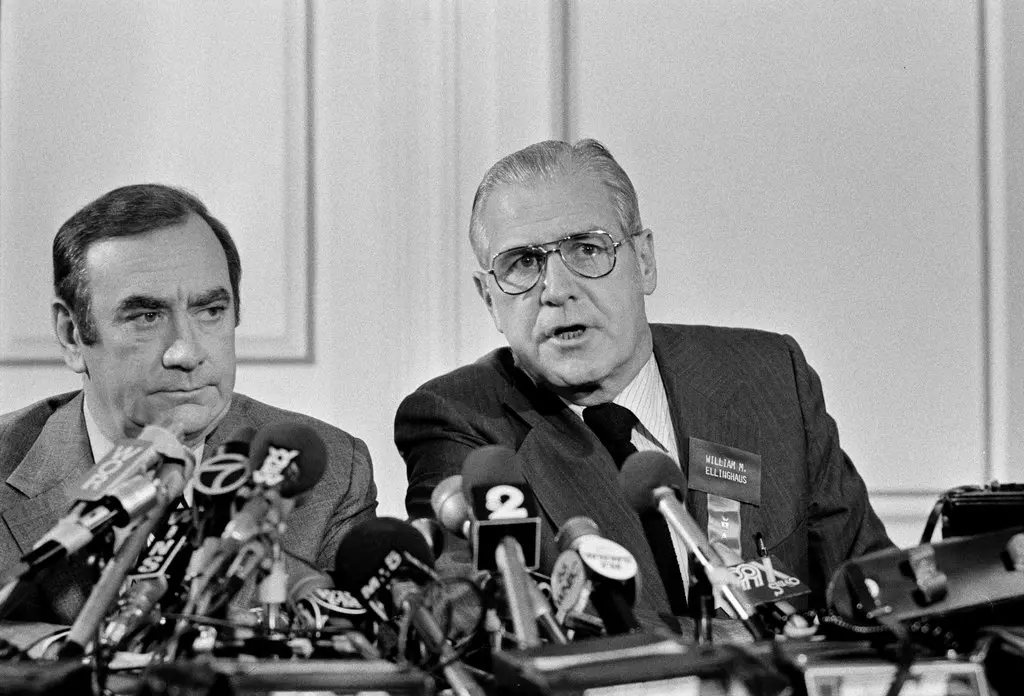 William M. Ellinghaus (à direita) e o governador de Nova York, Hugh L. Carey, em uma coletiva de imprensa em 1975, discutindo planos para solucionar a crise fiscal da cidade de Nova York. O Sr. Ellinghaus desempenhou um papel fundamental no esforço de resgate. (Crédito da fotografia: Cortesia © Copyright All Rights Reserved/ Managed/ Direitos autorais: Divulgação/ Tyrone Dukes/The New York Times ®/ REPRODUÇÃO/ TODOS OS DIREITOS RESERVADOS)