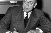 Uma foto de Stanton Griffis após tomar posse como embaixador dos EUA no Egito. Ele foi anteriormente enviado americano à Polônia. De: Beth Gore.