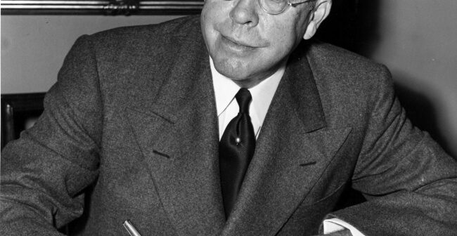 Stanton Griffis, foi notável diplomata que atuou como enviado especial do presidente Franklin D. Roosevelt e como embaixador do presidente Harry S. Truman, atuou como embaixador na Polônia, Egito, Argentina e Espanha, além de ter sido um dos principais executivos da Brentano’s, da Paramount Pictures e do Madison Square Garden