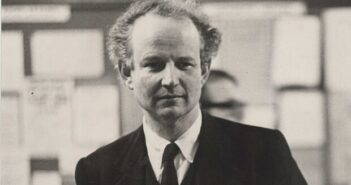 John Russell Brown, foi um renomado estudioso da literatura e um bem-sucedido profissional das artes cênicas