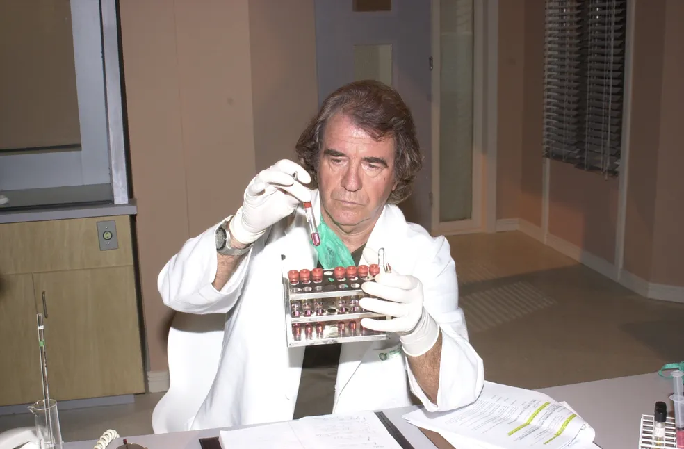 Juca de Oliveira em 'O Clone' (2001) — (Foto: Gianne Carvalho/Globo)