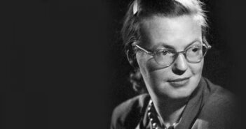 Shirley Jackson, foi escritora de contos e romances góticos como — “Hangsaman” (1951), “The Bird’s Nest” (1954), “The Sundial” (1958), “The Haunting of Hill House” (1959) e “We Have Always Lived in the Castle” (1962) — podem ser lidos como contos arrepiantes esplendidamente executados ou como comentários macabros sobre a sanidade humana