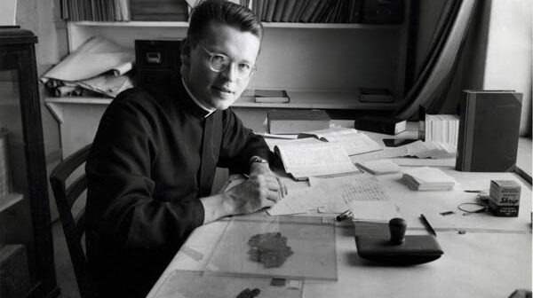 Raymond E. Brown, foi um influente estudioso bíblico católico romano de renome internacional, que lecionou no Seminário Teológico Union, foi autor de quase 40 livros, muitos sobre o Novo Testamento, incluindo estudos dos relatos evangélicos do nascimento e da morte de Jesus, foi um dos primeiros estudiosos católicos a aproveitar uma nova abertura dentro da Igreja Católica para os estudos bíblicos críticos, um desenvolvimento profundamente importante que se seguiu à encíclica de 1943 do Papa Pio XII