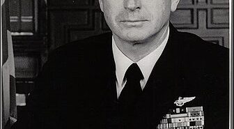 Ralph Cousins; foi comandante de todas as forças da OTAN de 1972 a 1975, liderou operações aéreas da Marinha no Vietnã. Fonte: Marinha dos EUA via Washington Post. O artigo identifica a fonte da foto como Marinha dos EUA.