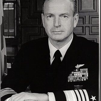 Ralph Cousins; foi comandante de todas as forças da OTAN de 1972 a 1975, liderou operações aéreas da Marinha no Vietnã. Fonte: Marinha dos EUA via Washington Post. O artigo identifica a fonte da foto como Marinha dos EUA.