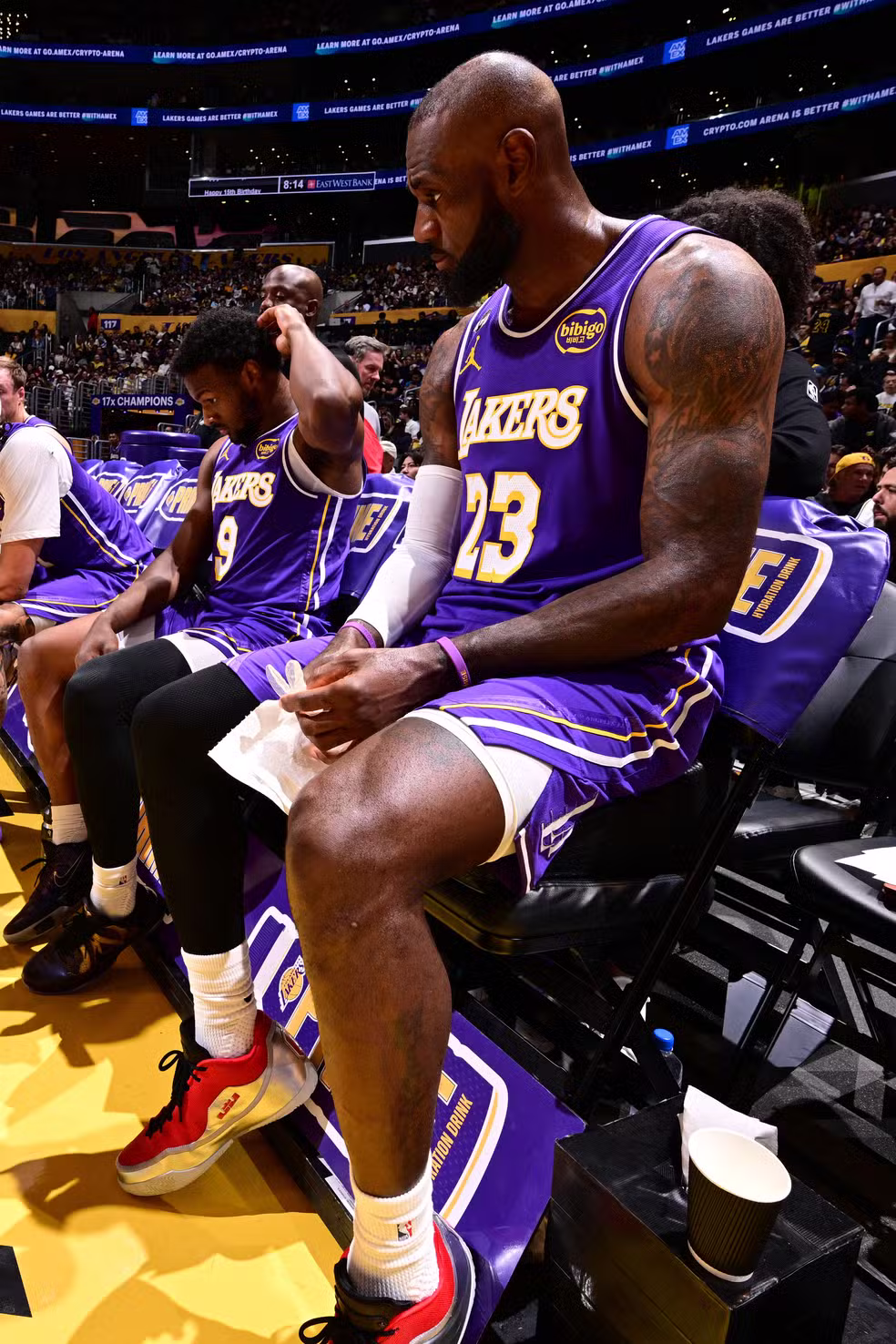 LeBron e Bronny James na vitória sobre o Brooklyn Nets — (Foto: Adam Pantozzi/NBAE via Getty Images)