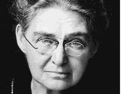 Mary Adelaide Nutting, foi pioneira no ensino de enfermagem e professora emérita de enfermagem no Teachers College da Universidade de Columbia, foi a primeira enfermeira a receber uma cátedra em qualquer universidade