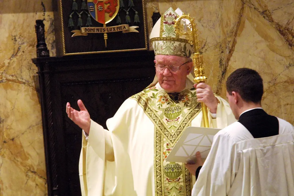 O bispo Thomas V. Daily, em 2002. Nos seus 13 anos à frente da Diocese Católica Romana do Brooklyn, ele perdoou mais de 100 milhões de dólares em dívidas paroquiais, arrecadou 67 milhões de dólares em uma campanha de capital e consolidou paróquias.Crédito...Ruby Washington/The New York Times