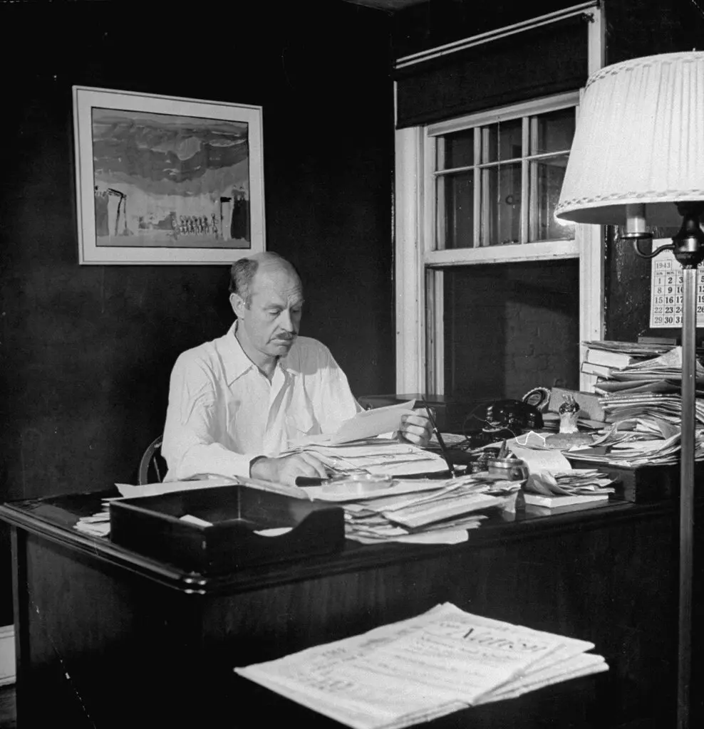 Drew Pearson em seu local de trabalho, em 1943. (Crédito da fotografia: Cortesia © Copyright All Rights Reserved/ Managed/ Direitos autorais: Divulgação/ Marie Hansen/The LIFE Picture Collection, via Getty Images ®/ REPRODUÇÃO/ TODOS OS DIREITOS RESERVADOS)