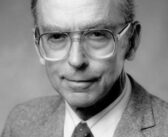 Robert Holley, biólogo ganhador do Prêmio Nobel por desvendar o código genético do ácido ribonucleico, ou RNA, concedido a outros dois cientistas, Marshall W. Nirenberg e Har Gobind Khorana