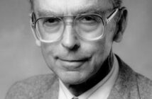 Robert W. Holley; ganhou o Prêmio Nobel por seu trabalho em genética. (História - Instituto Salk de Estudos Biológicos)