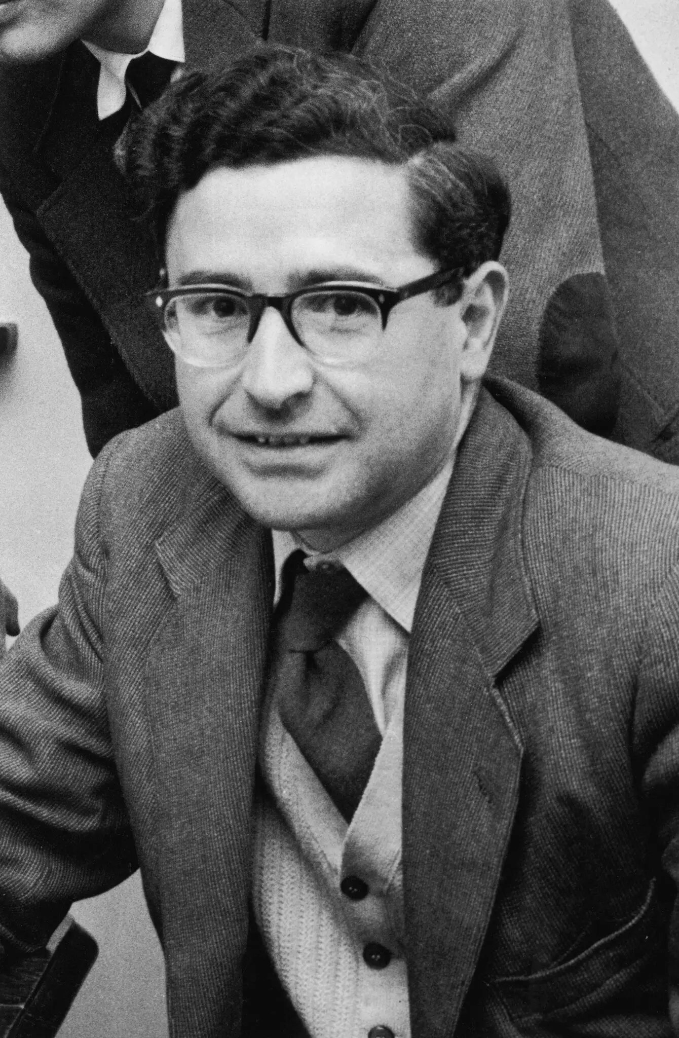 Dr. Antony Hewish em 1961. Ele teve uma longa ligação com a Universidade de Cambridge e, por um período, chefiou o Observatório de Radioastronomia Mullard, perto de Cambridge. (Crédito da fotografia: cortesia Evening Standard/Hulton Archive/Getty Images)