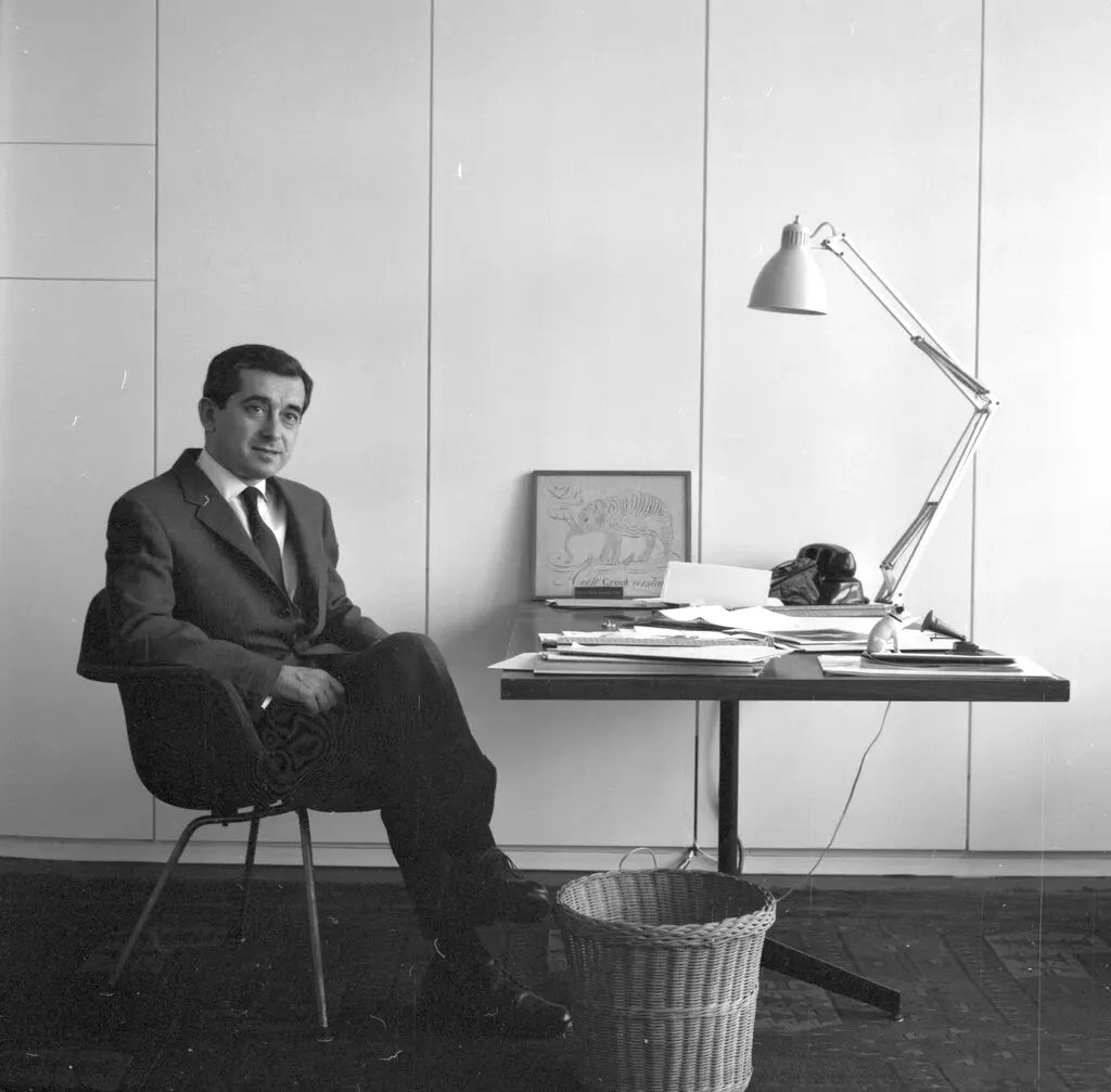 George Tscherny em 1960. Sua carreira como designer coincidiu com um longo período de consumismo e crescimento corporativo nos Estados Unidos. via família Tscherny