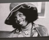 Sly Stone, lendário artista que levou o público a outro patamar durante apresentações memoráveis ​​em Woodstock e no Fillmore West, mas cuja carreira foi marcada por problemas com drogas e desaparecimentos periódicos
