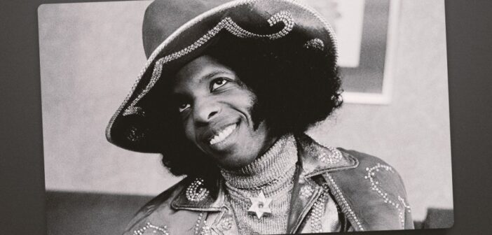 Sly Stone, lendário artista que levou o público a outro patamar durante apresentações memoráveis ​​em Woodstock e no Fillmore West, mas cuja carreira foi marcada por problemas com drogas e desaparecimentos periódicos