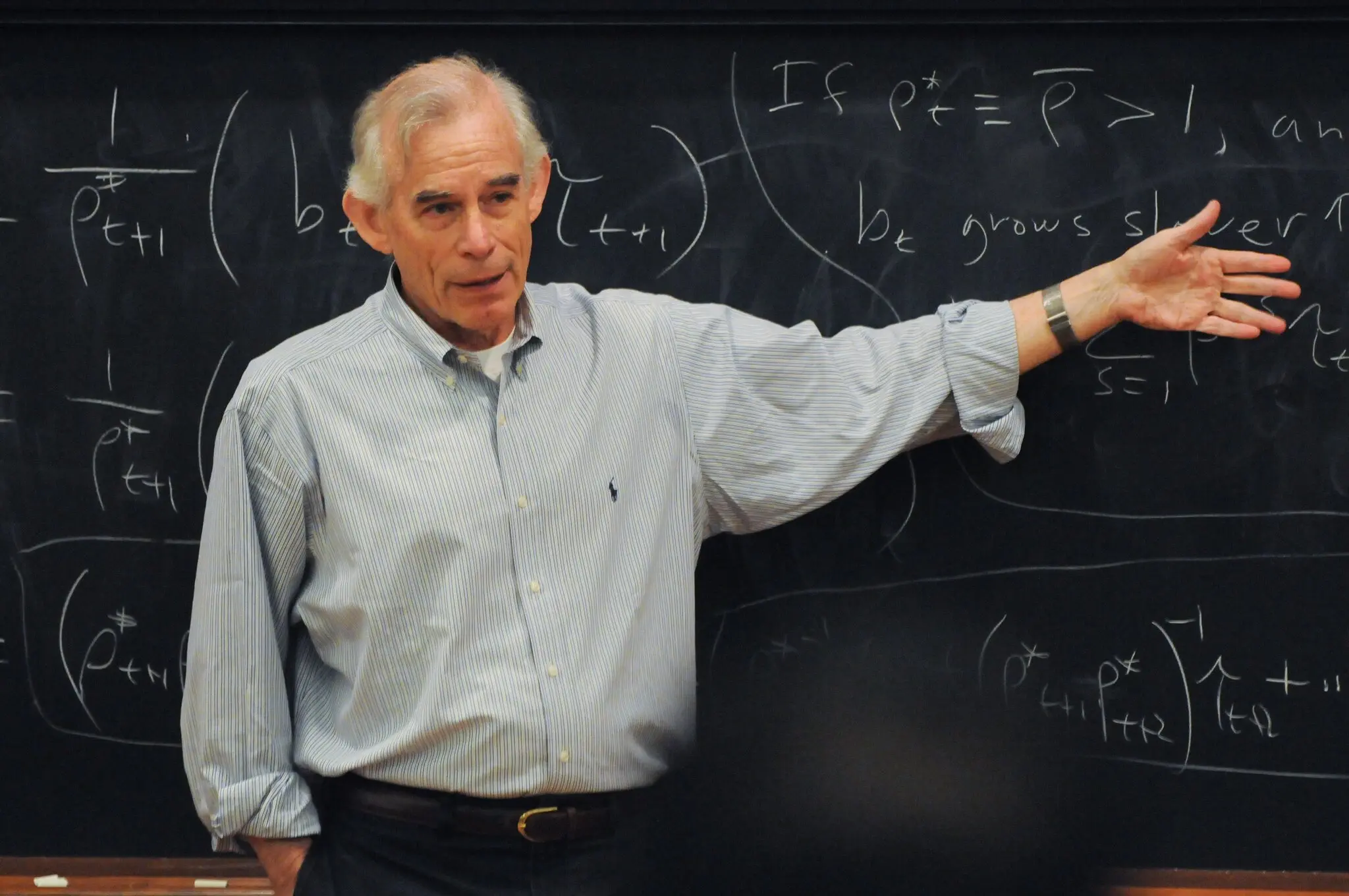 Christopher A. Sims lecionava em Princeton em 2011. Ele desconfiava da confiança em teorias econômicas e defendia a testagem de propostas políticas por meio de análises a longo prazo.Crédito...Laura Pedrick para o The New York Times