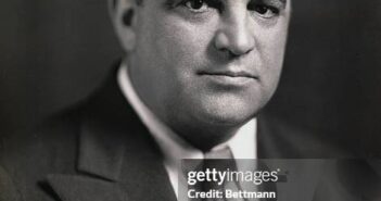 Retrato de Fiorello La Guardia (1882-1947), prefeito da cidade de Nova York de 1933 a 1945. La Guardia, que se elegeu prefeito com sucesso por meio de uma chapa reformista de "fusão" (uma coalizão entre os partidos Liberal e Republicano), foi um dos prefeitos mais influentes da cidade, implementando políticas de reforma social positiva e expurgando o governo local de suas práticas corruptas.