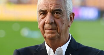 Evaristo Beccalossi, ex-jogador e ídolo da Inter de Milão, que ao lado de nomes como Giuseppe Baresi e Alessandro Altobelli, assumiu a camisa 10 e ajudou o clube a conquistar o Campeonato Italiano na temporada 1979/80 e a Copa da Itália em 1981/82