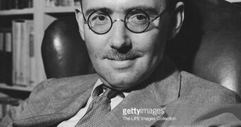Stephen Vincent Benét, foi um dos mais jovens e brilhantes escritores americanos, ganhou o Prêmio Pulitzer em 1928 por “O Corpo de John Brown”, um poema de 100.000 palavras que narrava, em ritmo acelerado, a Guerra Civil Americana em todos os seus aspectos, foi eleito para a Academia Americana de Artes e Letras em 1938