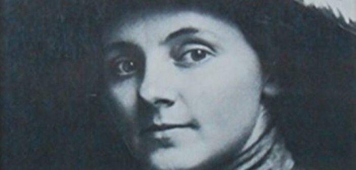 Anna Louise Strong, foi uma jornalista e ativista norte-americana, que dedicou a maior parte da sua vida a escrever livros e artigos exaltando as virtudes do comunismos, juntou-se ao movimento da Guarda Vermelha e continuou a receber visitas três vezes por semana de um alto funcionário do Ministério das Relações Exteriores
