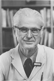 Oliver H. Lowry, foi biólogo molecular cujos métodos de medição e análise cada vez mais sensíveis encontraram ampla aplicação na biologia e na medicina, foi eleito para a Academia Americana de Artes e Ciências em 1957 e para a Academia Nacional de Ciências em 1964