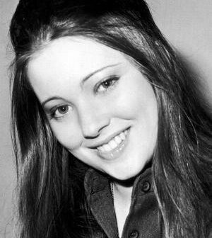Lynne Frederick, atriz britânica que ficou mais conhecida como a viúva do gênio cômico Peter Sellers, entrou para o mundo do entretenimento aos 15 anos, abandonando os estudos para fazer sua estreia no cinema no filme de ficção científica de Cornel Wilde (1912 – 1989), “No Blade of Grass” (1970), seguido pela produção de terror da Hammer, “Vampire Circus” (1971), “Nicholas and Alexandra” (1971), ao lado de Laurence Olivier na história do último czar russo, e o filme infantil de fantasmas “The Amazing Mr Blunden” (1972)