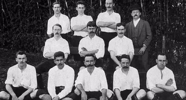 Time de futebol do Atlético São Paulo, 1904. Charles Miller está no meio da primeira fila com a bola — Foto: BBC