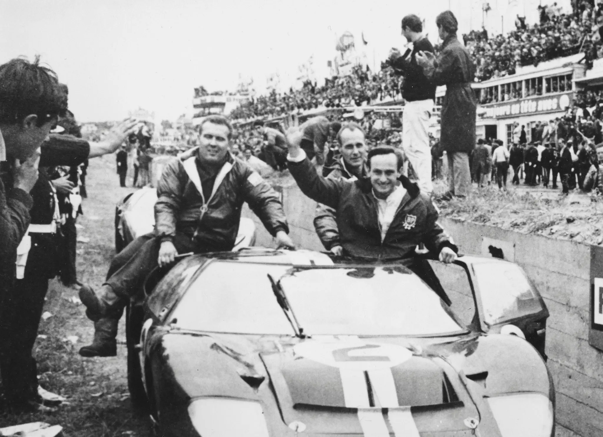 Chris Amon, à direita, após vencer a corrida de resistência de Le Mans de 1966, na França. (Crédito da fotografia: Cortesia © Copyright All Rights Reserved/ Managed/ Direitos autorais: Divulgação/ Associated Press ®/ REPRODUÇÃO/ TODOS OS DIREITOS RESERVADOS)