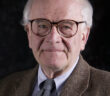 Roman Jackiw (1939-2023), titular da cátedra Jerrold Zacharias do Departamento de Física e professor emérito. Créditos: Foto cedida pelo Departamento de Física.