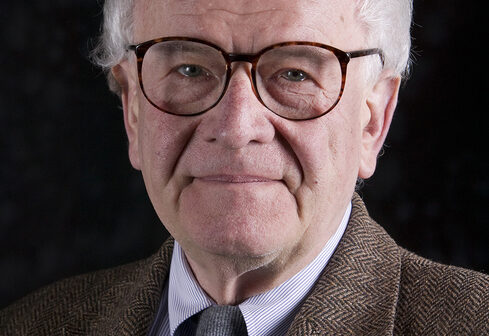 Roman Jackiw (1939-2023), titular da cátedra Jerrold Zacharias do Departamento de Física e professor emérito. Créditos: Foto cedida pelo Departamento de Física.