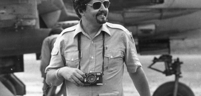 Richard Pyle, foi jornalista e repórter, cuja longa e notável carreira na Associated Press abrangeu o mundo todo e meio século de crises, guerras, catástrofes e momentos inesquecíveis no jornalismo, juntou-se a uma equipe de estrelas da AP, incluindo o escritor Peter Arnett e os fotógrafos Horst Faas e Nick Ut, todos vencedores do Prêmio Pulitzer