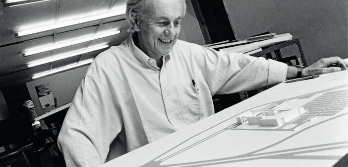 Eduardo de Almeida, foi arquiteto e urbanista, destacado professor da USP e autor de mais de 240 projetos, tornou-se um dos primeiros arquitetos brasileiros a empregar, com beleza e rigor, a estrutura metálica em residências