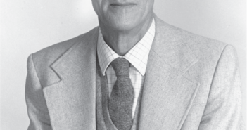 James Philip Elliott, um dos teóricos mais ilustres nesta área, era estabelecer conexões entre os modelos, demonstrando assim que eles eram complementares, e não conflitantes, foi eleito para a Royal Society em 1980 e, em 1994, recebeu a medalha e o prêmio Rutherford do Instituto de Física