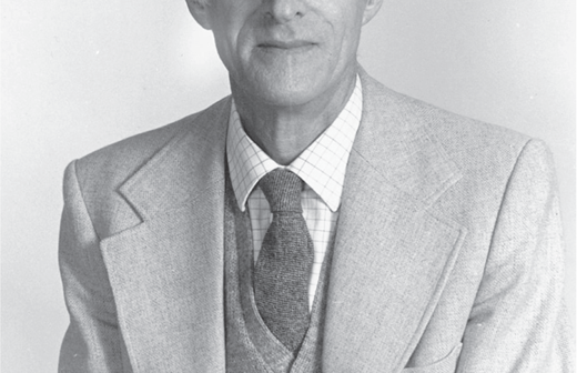 James Philip Elliott, um dos teóricos mais ilustres nesta área, era estabelecer conexões entre os modelos, demonstrando assim que eles eram complementares, e não conflitantes, foi eleito para a Royal Society em 1980 e, em 1994, recebeu a medalha e o prêmio Rutherford do Instituto de Física