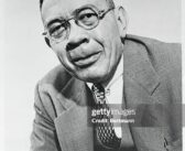 Bernard DeVoto, foi um historiador, ensaísta e crítico literário vencedor do Prêmio Pulitzer de História em 1948, “Across the Wide Missouri”, precedido por “The Year of Decision: 1846”, sendo os dois primeiros volumes da trilogia, concluída em 1952 com “The Course of Empire”