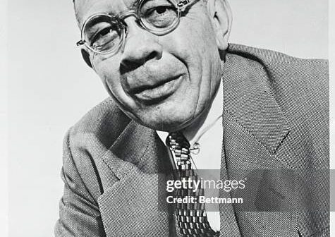 Bernard DeVoto, foi um historiador, ensaísta e crítico literário vencedor do Prêmio Pulitzer de História em 1948, “Across the Wide Missouri”, precedido por “The Year of Decision: 1846”, sendo os dois primeiros volumes da trilogia, concluída em 1952 com “The Course of Empire”