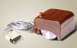 Imagem do primeiro mouse feito por Douglas Engelbart no fim da década de 60