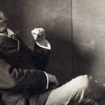 Thorstein Veblen cunhou a expressão consumo conspícuo em seu livro, A Teoria da Classe Ociosa.