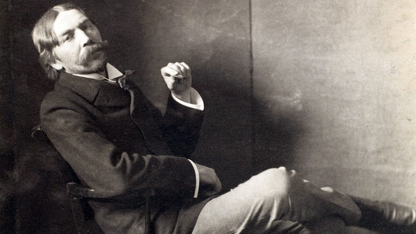 Thorstein Veblen cunhou a expressão consumo conspícuo em seu livro, A Teoria da Classe Ociosa.